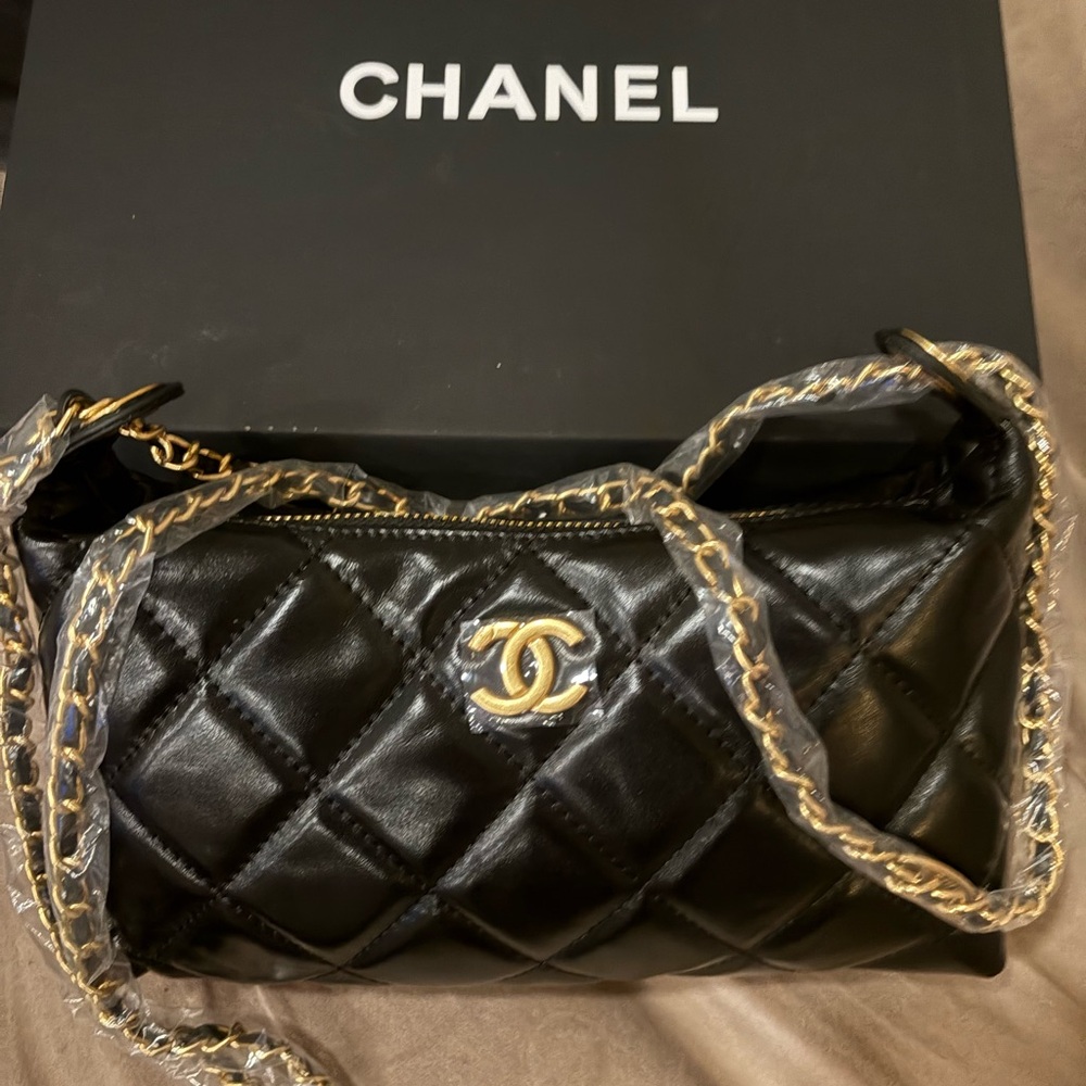 Luxury Black Quilted Shoulder Bag with Gold Hardware CC logo Chanel